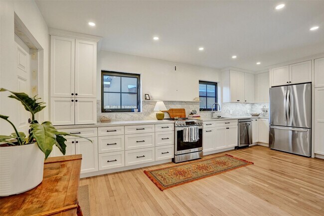 Building Photo - 807 SW 18th St