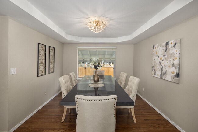 Foto del edificio - Beautiful home with 5 beds, 3.5 baths for ...