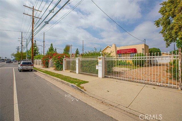 Building Photo - 11921 Saticoy St