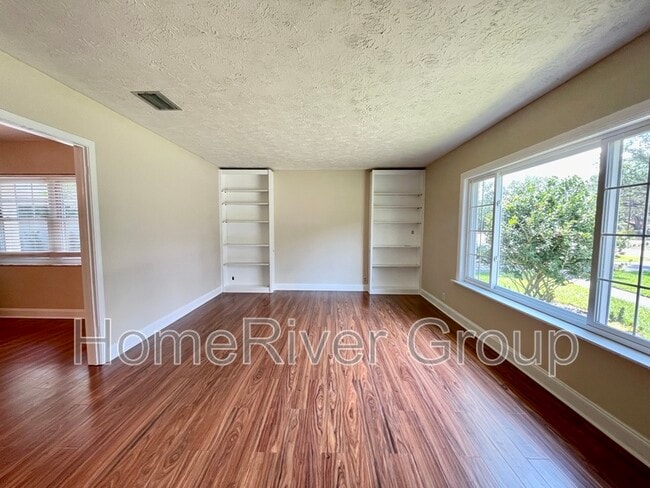 Building Photo - 2105 W Country Club Dr