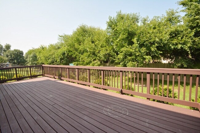 Foto del edificio - 4 bed 2.5 bath with large deck in Indy!