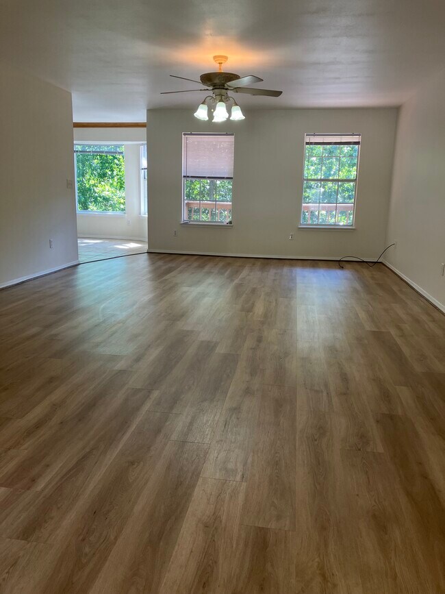 Foto del edificio - 8632 Golf Creek Dr