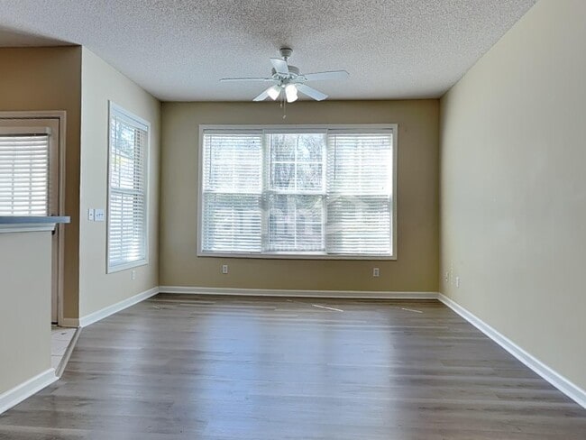 Foto del edificio - 116 Westbury Pk Wy