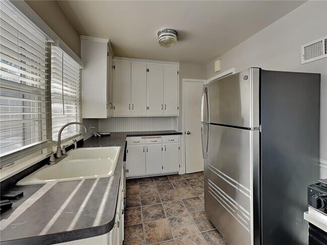 Foto del edificio - 7501 W Lake St