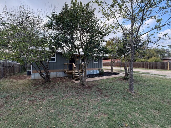 Foto del edificio - Charming 2BR/1BA Home with Fenced Yard & Mature Trees in Downtown Blanco!