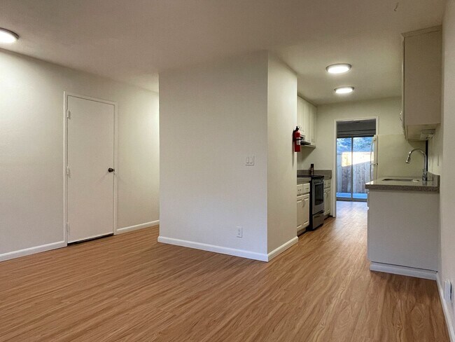Foto del edificio - Beautiful 3 bedroom, 2 and a half bath rec...