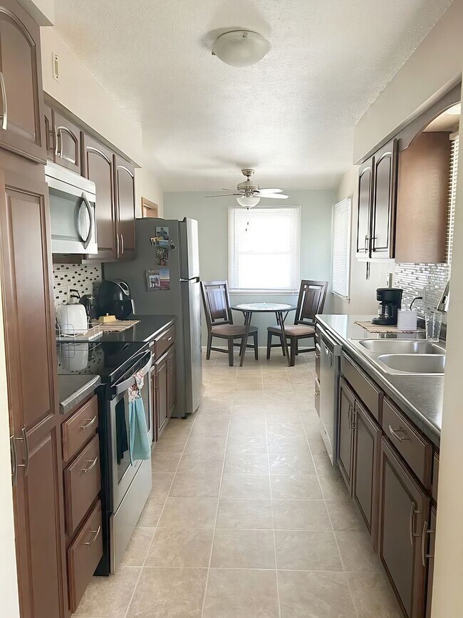 Foto del edificio - Charming & Updated 3-Bedroom Home with Sunroom, Fireplace & Garage