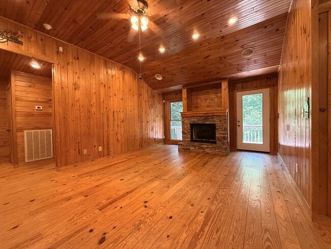 Building Photo - 303 Pine Ln