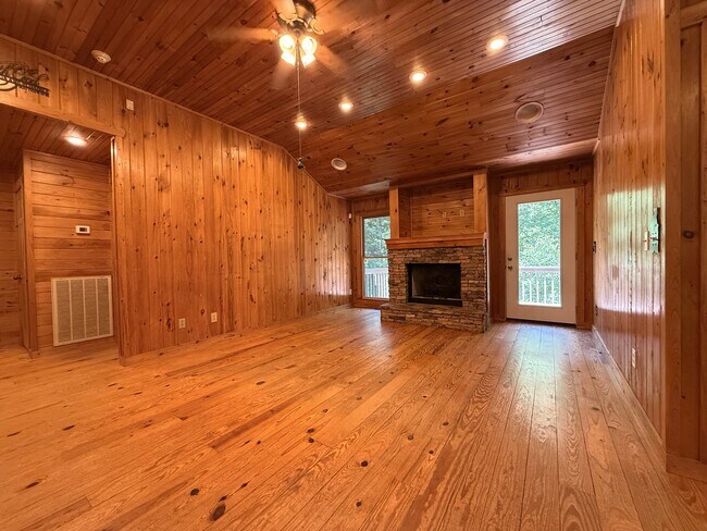 Foto del edificio - 303 Pine Ln