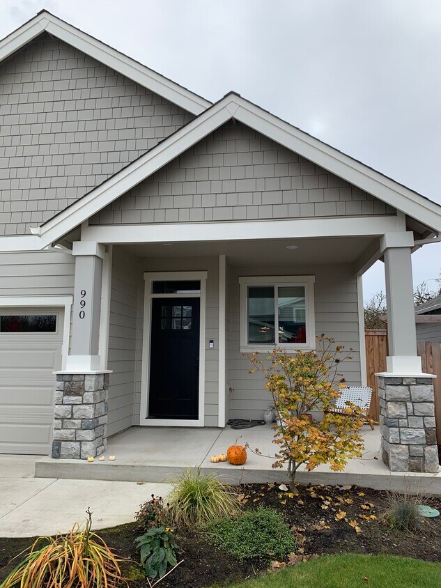 Foto principal - 990 NE Samson St