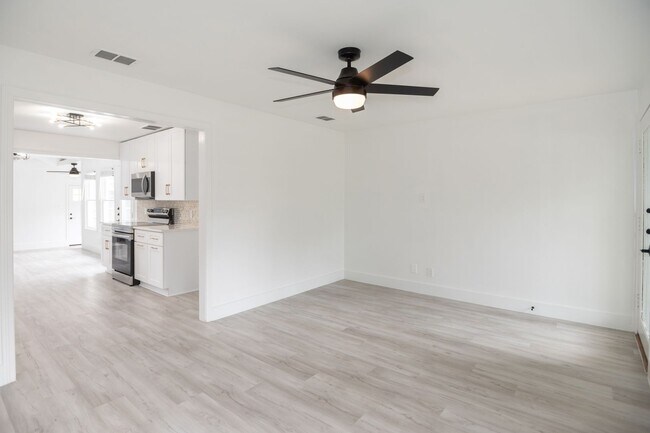 Building Photo - 1800 Justin Ln