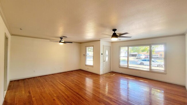 Building Photo - 2308 Holsum Cir