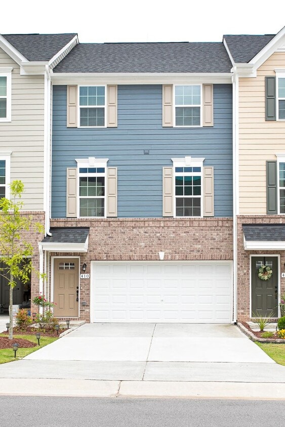 Beautiful 3 bedroom, 2.5 bath townhome in RTP Available August 15! - Beautiful 3 bedroom, 2.5 bath townhome in RTP Available August 15!