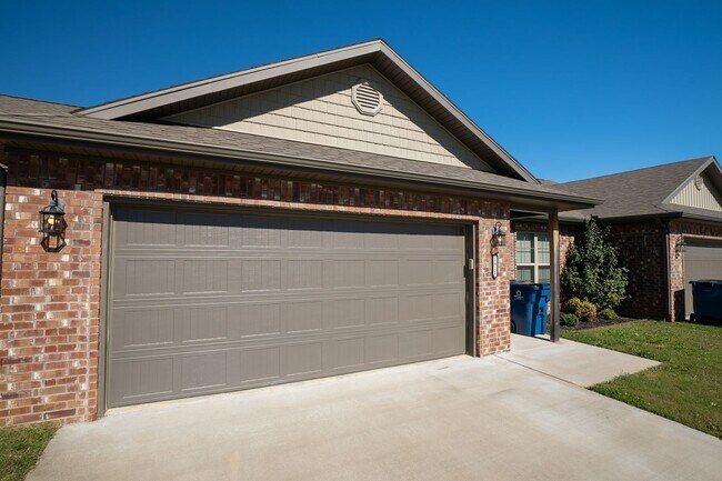 Building Photo - 3-bedroom, 2-bathroom home located in the beautiful Pea Ridge, AR