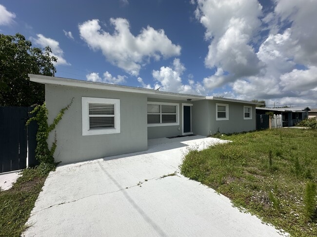 Building Photo - 1160 Martha Lee Ave