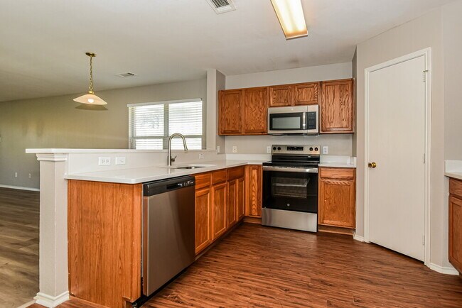 Building Photo - 3884 Pinebluff Ln