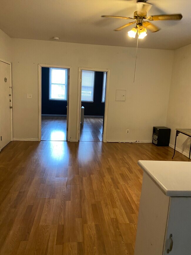 Building Photo - 104 N Wood Ave
