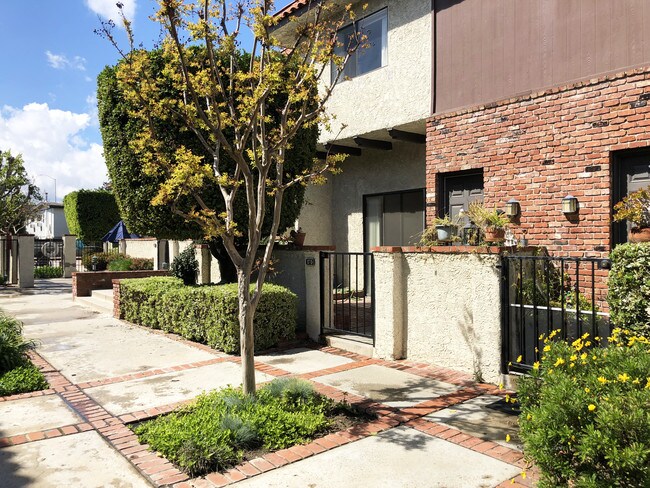 Entrada frontal - 1720 Rogers Pl