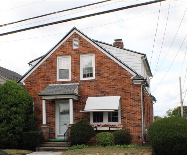Building Photo - 646 River Ave