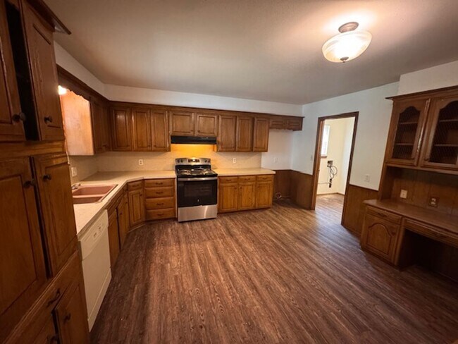 Building Photo - 2 living areas and a bonus room, new flooring and paint!  Call today for your personal tour 405-6...