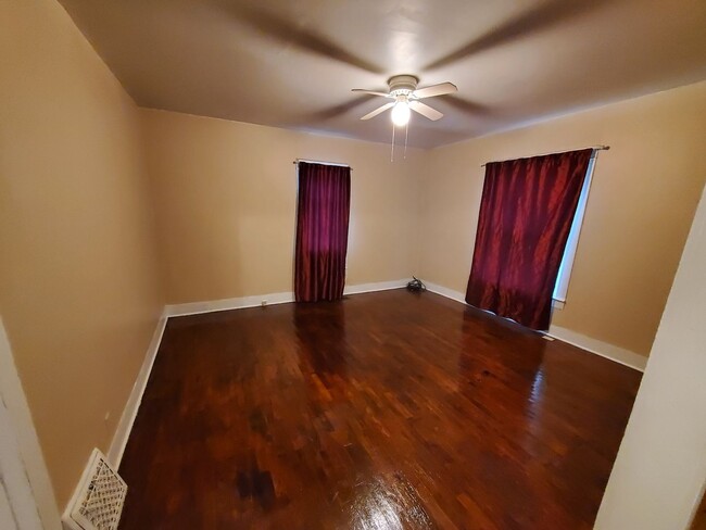 Foto del edificio - Cute 2 bedroom with garage & fence in back...