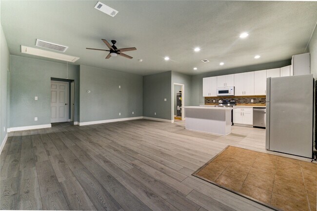 Foto del edificio - 4323 Continental Dr