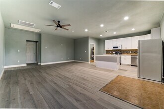 Building Photo - 4323 Continental Dr