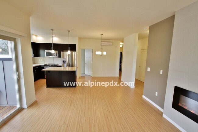 Foto del edificio - Modern 2 Bed Condo at 45 Degree Central!