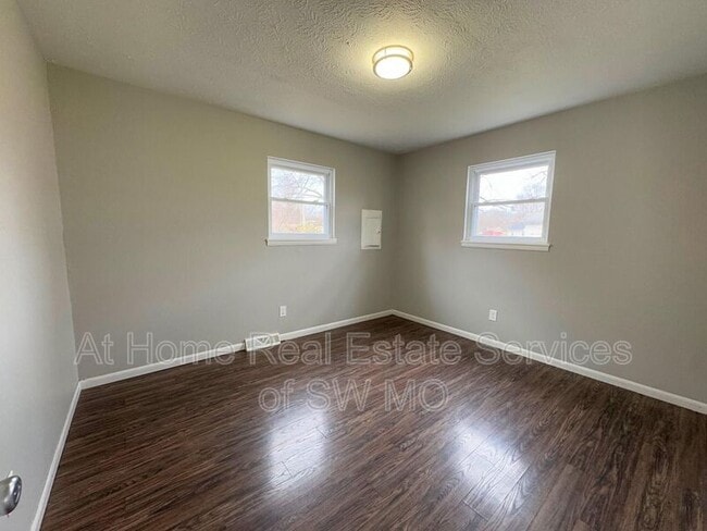 Building Photo - 1164 S Hillcrest Ave