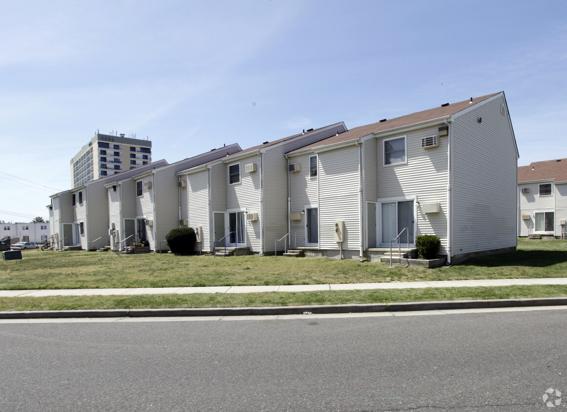 Primary Photo - Barclay Arms Apartments