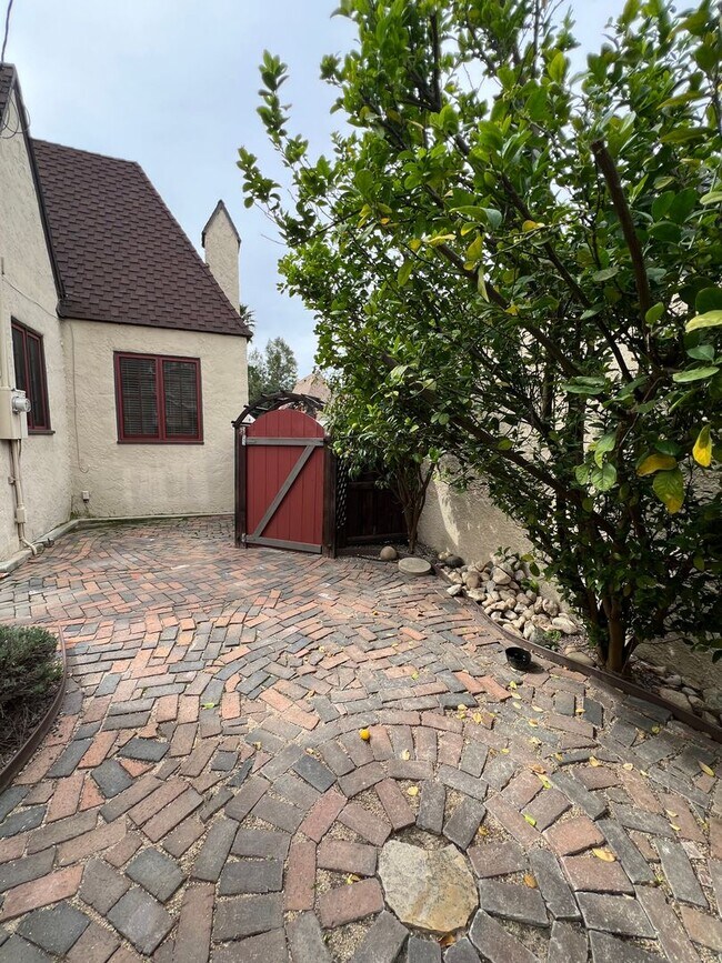 Building Photo - Charming upgraded home in Historic Redlands!