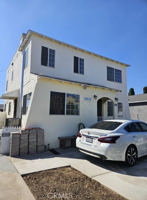 Building Photo - 1309 S Woods Ave