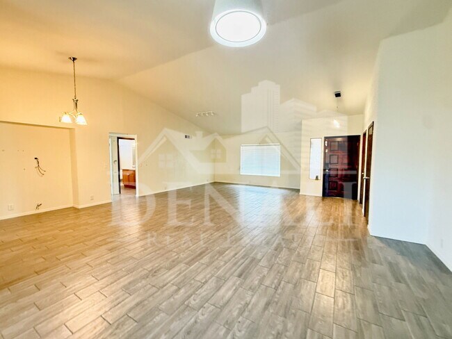 Building Photo - 916 W Strahan Dr