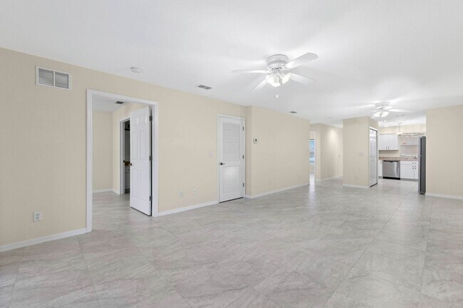 Building Photo - Centrally Located 2 Bed 2 Bath Newly Remod...