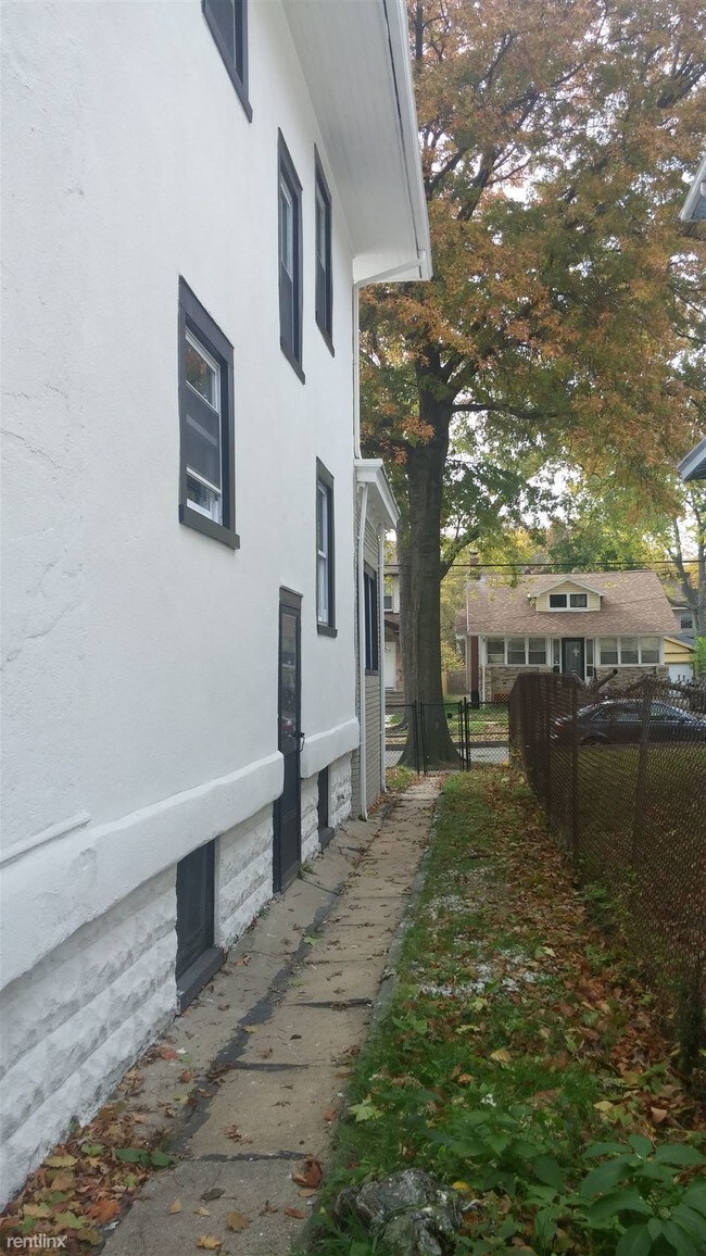 Building Photo - 215 Pomona Ave