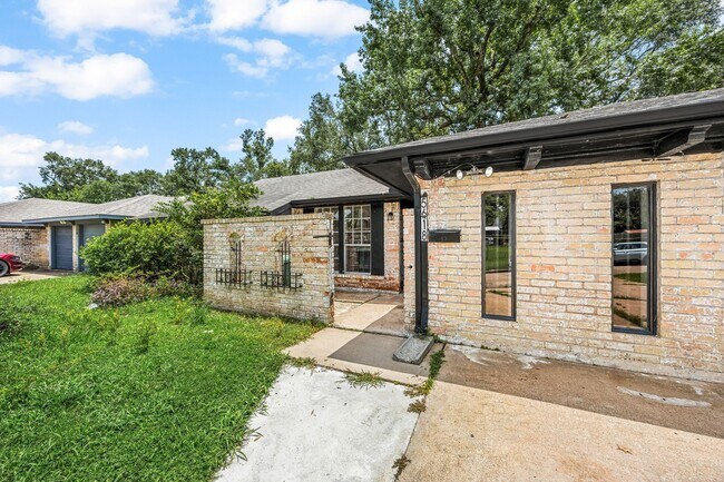 Foto del edificio - 5618 Briarwick Ln