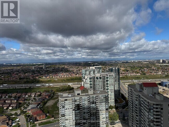 Building Photo - 4130-4130 Parkside Village Dr