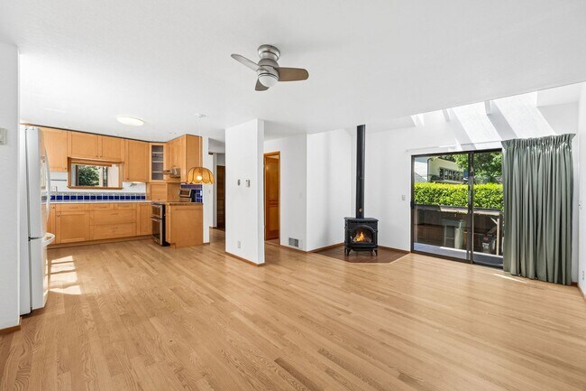 Foto del edificio - Unique 3bd/2.5bth Haller Lake Home in North Seattle, $4,250/mo.