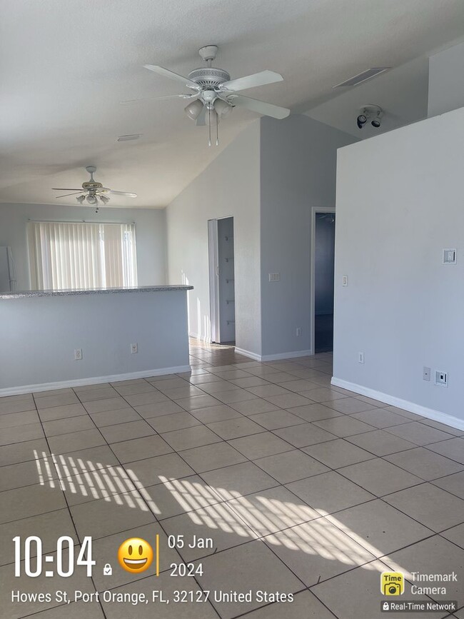Building Photo - 3 bedroom, 2 bathroom Port Orange