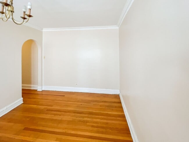 Building Photo - 1605 W Sunnyside Ave
