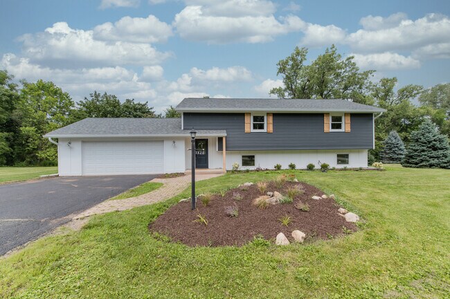 Building Photo - 1320 Valley Ct