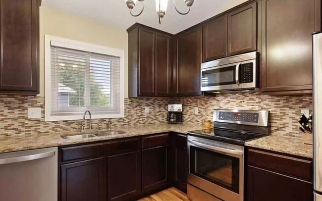 Foto del edificio - 16871 Jonquil Trail, Lakeville, MN, 55044