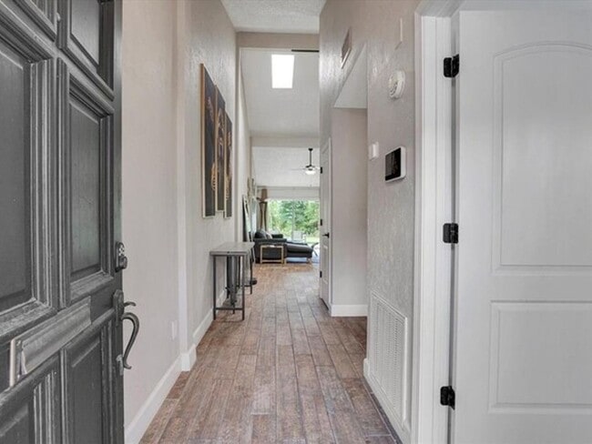 Building Photo - 2 Bedroom Townhome in Houston