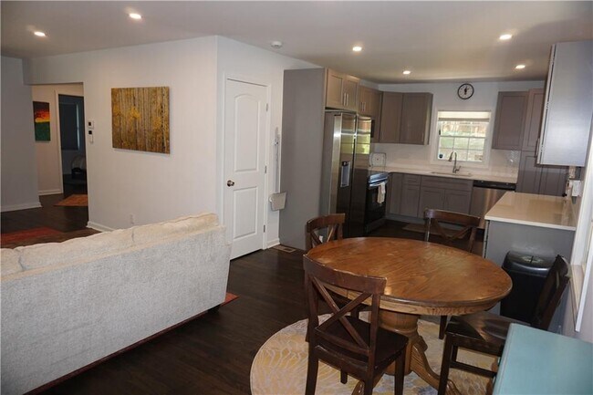 Foto del edificio - 2163 Lilac Ln