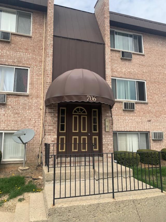Building Photo - 706 W Huntington Commons Rd
