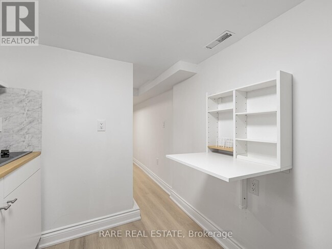Building Photo - 727 Rhodes Ave