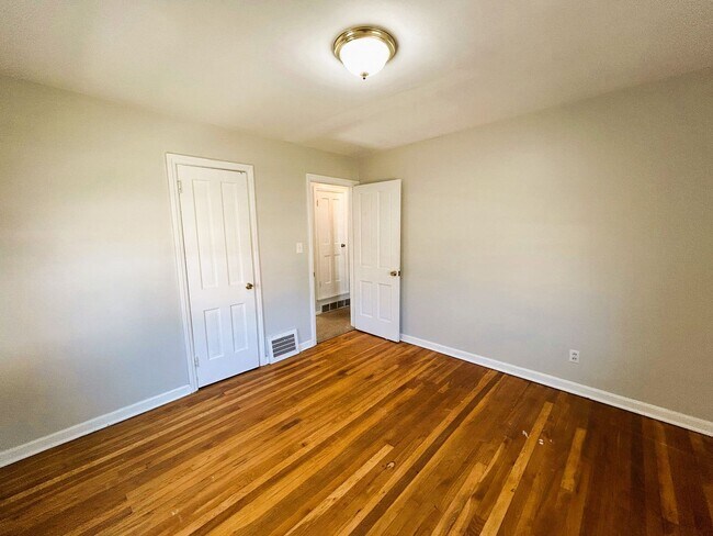 Building Photo - Bright & Spacious 3-Bed Home in Euclid