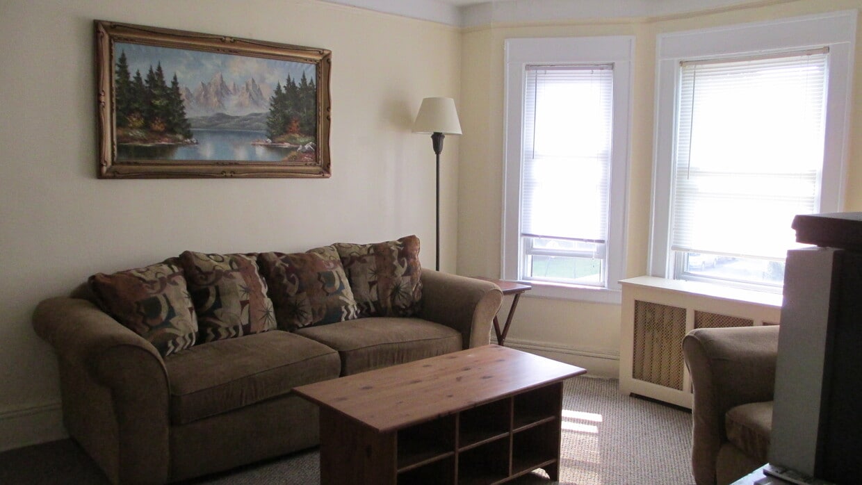 Living Room - 32 Bronxville Rd