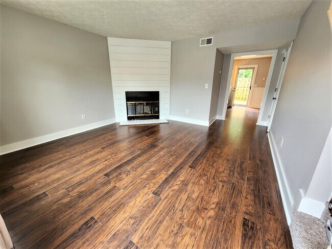 Building Photo - Beautiful 2BR/1.5BA Townhouse in Hermitage...