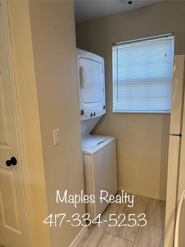 Building Photo - 1 BEDROOM / 1 BATHROOM GARDEN LEVEL CONDO